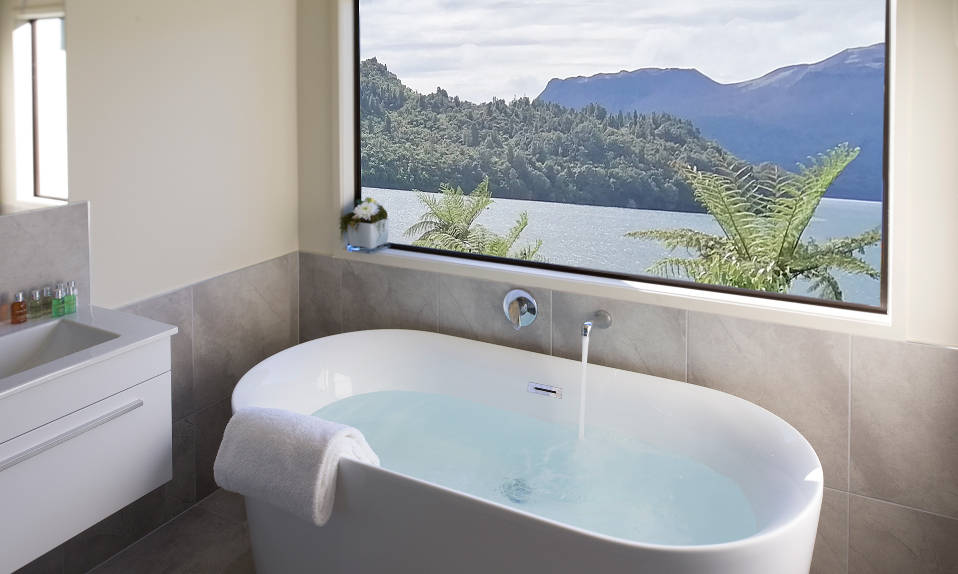 premium executive bathroom solitaire lodge
