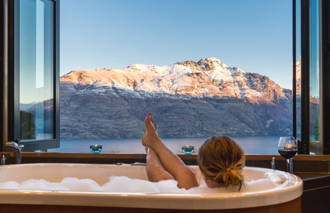 Azure-lodge-bath-with-view