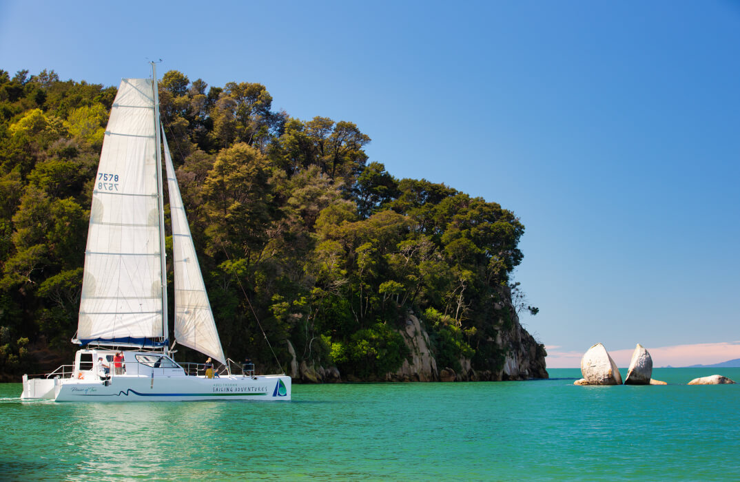 Sailing split Apple Rock