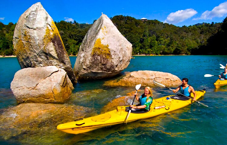 Kayaking in Abel Tasman at Split Apple rock